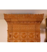 Изразцовый камин с классической архитектурой камерных размеров.