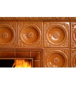 Изразцовый камин с классической архитектурой камерных размеров.