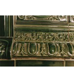 Пристенный изразцовый камин.