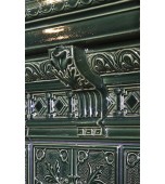 Большой изразцовый камин в доме из архангельской корабельной сосны.