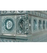 Изразцовый камин в нише.