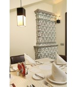 Печь с сюжетными многоцветными изразцами.