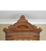 Изразцовый камин с эркером и короной.