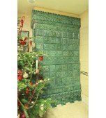 Печь с сюжетными изразцами.