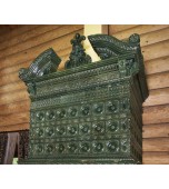 Большой изразцовый камин в доме из архангельской корабельной сосны.