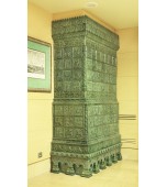 Печь с сюжетными изразцами.