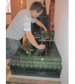 Монтаж изразцового камина с двусторонней топкой.