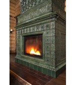 Большой изразцовый камин в доме из архангельской корабельной сосны.