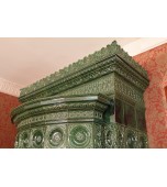 Изразцовый камин с овальным эркером.