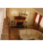 Поясной изразцовый камин с ритмическими мотивами.