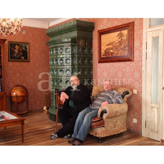 Изразцовый камин с овальным эркером.