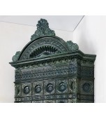 Изразцовый камин с классической компоновкой и короной в виде ракушки.