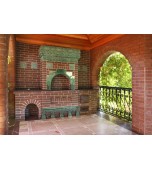 Уличная печь в беседке с муравлёными изразцами.