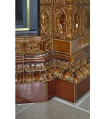 Изразцовый камин с эркером и короной.