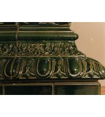 Пристенный изразцовый камин.