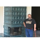 Изразцовый камин в нише.