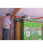 Монтаж изразцового камина с кронштейнами.