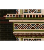 Камин с орнаментальными цветными изразцами