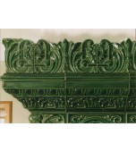 Пристенный изразцовый камин.