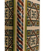 Камин с орнаментальными цветными изразцами