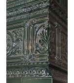 Большой изразцовый камин в доме из архангельской корабельной сосны.