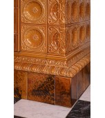 Изразцовый камин с классической архитектурой камерных размеров.