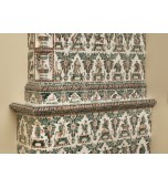 Печь с сюжетными многоцветными изразцами.