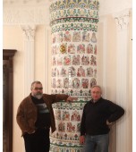 Полукруглая печь с изразцами, расписанными по сырой эмали.