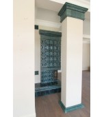 Изразцовый камин в нише.