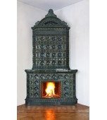 Изразцовый камин с классической компоновкой и короной в виде ракушки.